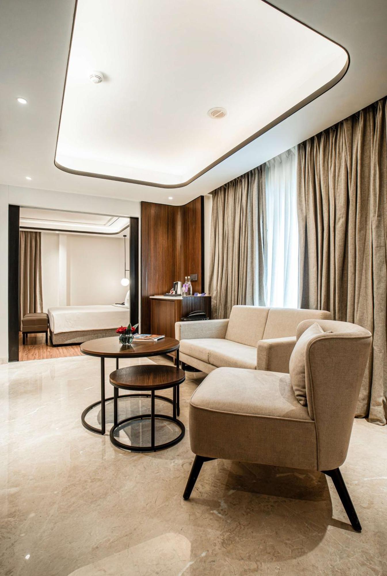 Radisson Blu Hotel Ahmedabad Exterior foto A suite at the hotel