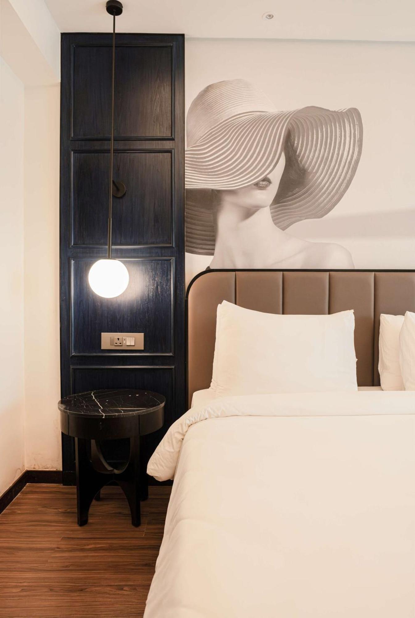 Radisson Blu Hotel Ahmedabad Exterior foto A room at the hotel