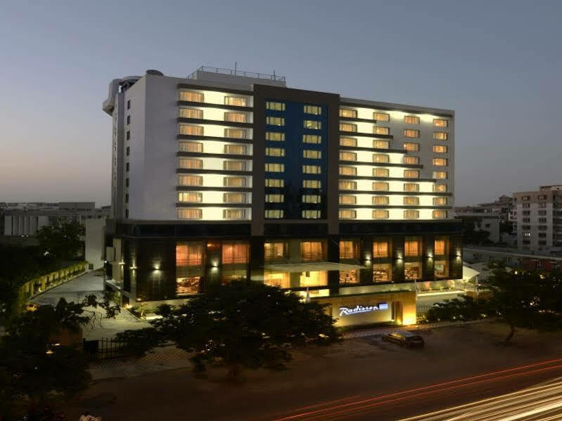Radisson Blu Hotel Ahmedabad Exterior foto
